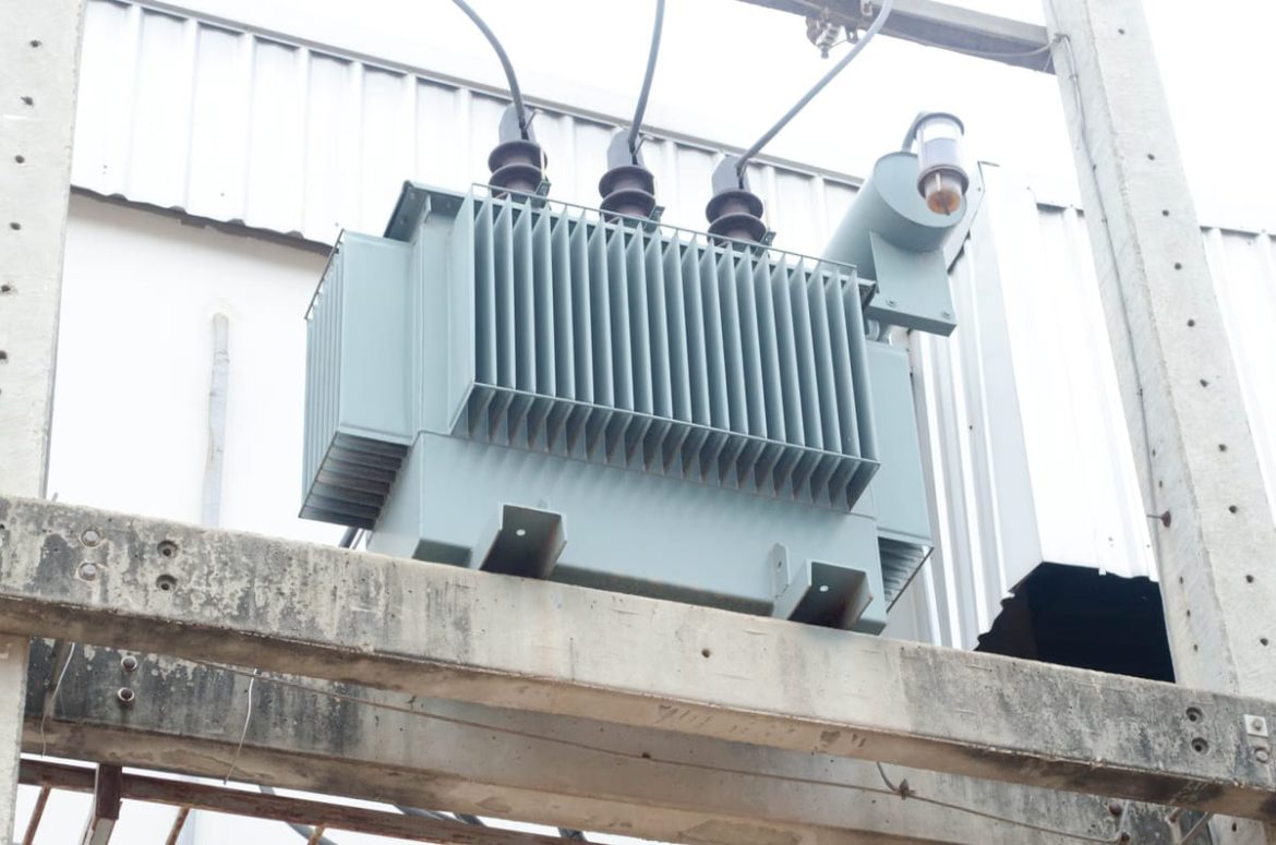 Comprendre le rôle essentiel du transformateur haute tension dans le réseau électrique