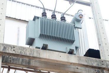 Comprendre le rôle essentiel du transformateur haute tension dans le réseau électrique
