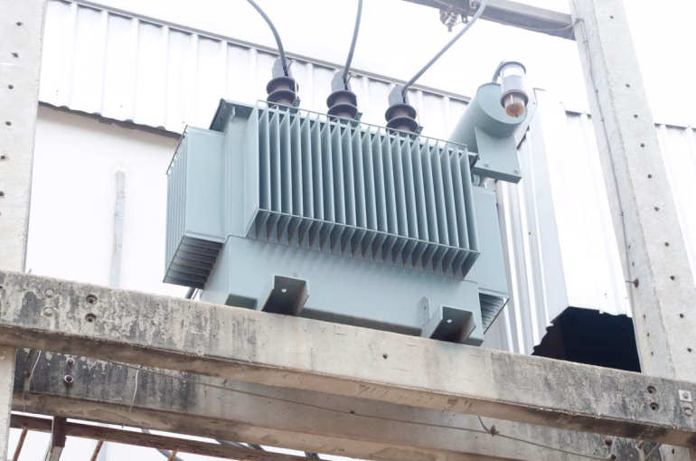 Comprendre le rôle essentiel du transformateur haute tension dans le réseau électrique